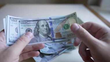 Nakit - 100 dolarlık banknotlar, yavaş çekim