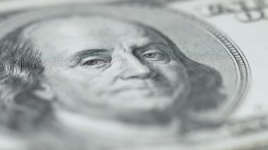 Nakit - 100 dolarlık banknotlar, yavaş çekim