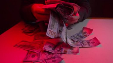 Nakit - 100 dolarlık banknotlar, yavaş çekim