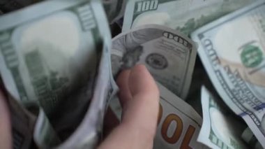 Nakit - 100 dolarlık banknotlar, yavaş çekim