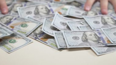 Nakit - 100 dolarlık banknotlar, yavaş çekim