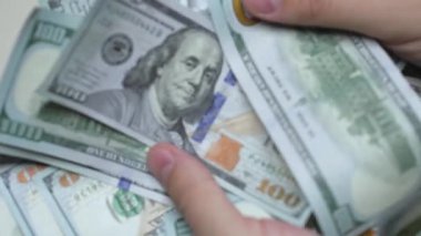 Nakit - 100 dolarlık banknotlar, yavaş çekim
