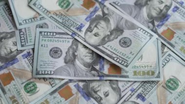 Nakit - 100 dolarlık banknotlar, yavaş çekim