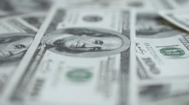 Nakit - 100 dolarlık banknotlar, yavaş çekim