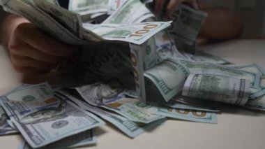 ABD para birimi: 100 dolarlık banknotlara yakın çekim, yavaş çekim