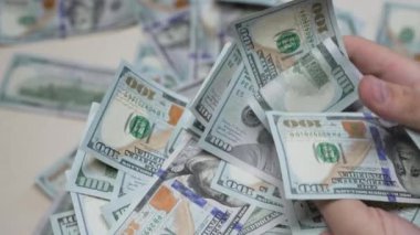 ABD para birimi: 100 dolarlık banknotlara yakın çekim, yavaş çekim