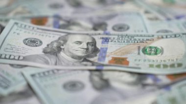 ABD para birimi: 100 dolarlık banknotlara yakın çekim, yavaş çekim