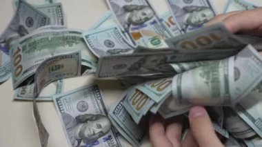 ABD para birimi: 100 dolarlık banknotlara yakın çekim, yavaş çekim