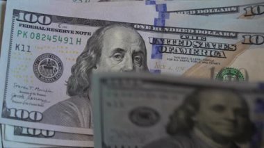 ABD para birimi: 100 dolarlık banknotlara yakın çekim, yavaş çekim