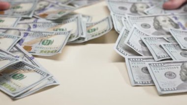 ABD para birimi: 100 dolarlık banknotlara yakın çekim, yavaş çekim
