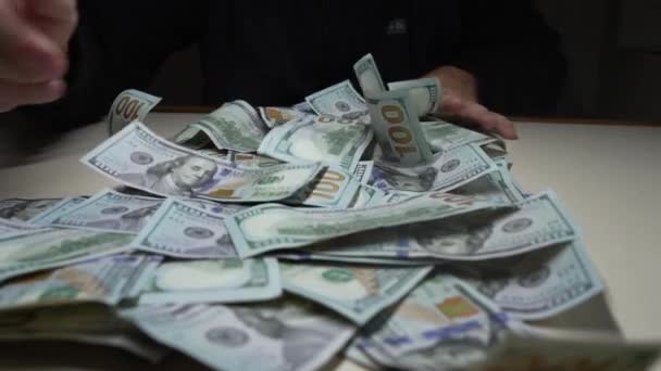 Abd Para Birimi 100 Dolarlık Banknotlara Yakın Çekim Yavaş Çekim — Stok video