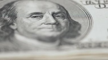 ABD para birimi: 100 dolarlık banknotlara yakın çekim, yavaş çekim