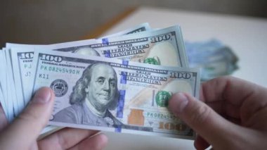 ABD para birimi: 100 dolarlık banknotlara yakın çekim, yavaş çekim