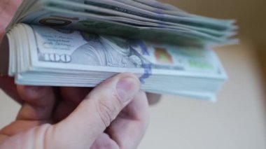 ABD para birimi: 100 dolarlık banknotlara yakın çekim, yavaş çekim