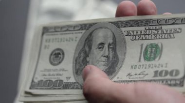 ABD para birimi: 100 dolarlık banknotlara yakın çekim, yavaş çekim