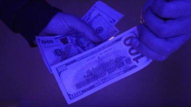 ABD para birimi: 100 dolarlık banknotlara yakın çekim, yavaş çekim