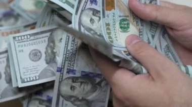 ABD para birimi: 100 dolarlık banknotlara yakın çekim, yavaş çekim