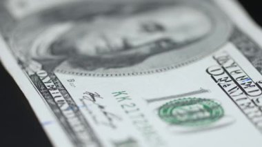Amerikan para birimine yakın çekim - 100 dolarlık banknotlar
