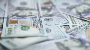 Amerikan para birimine yakın çekim - 100 dolarlık banknotlar
