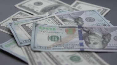 Amerikan para birimine yakın çekim - 100 dolarlık banknotlar