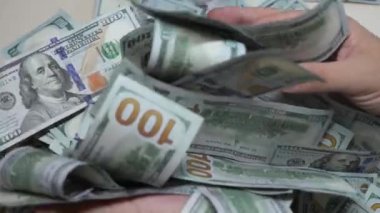 Amerikan para birimine yakın çekim - 100 dolarlık banknotlar