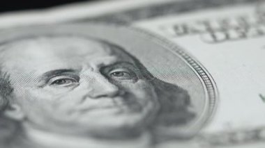 Amerikan para birimine yakın çekim - 100 dolarlık banknotlar