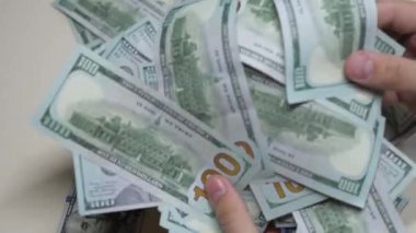 Amerikan para birimine yakın çekim - 100 dolarlık banknotlar
