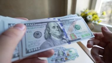 Amerikan para birimine yakın çekim - 100 dolarlık banknotlar