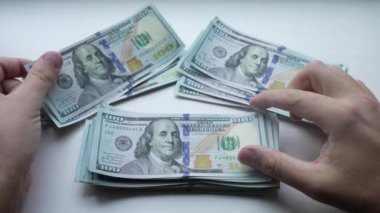 Amerikan para birimine yakın çekim - 100 dolarlık banknotlar
