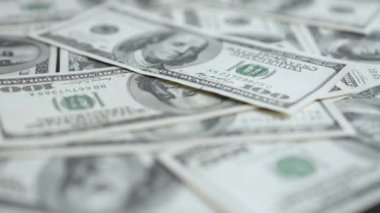 Amerikan para birimine yakın çekim - 100 dolarlık banknotlar