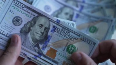 Amerikan para birimine yakın çekim - 100 dolarlık banknotlar