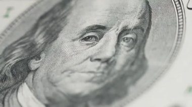 Amerikan para birimine yakın çekim - 100 dolarlık banknotlar