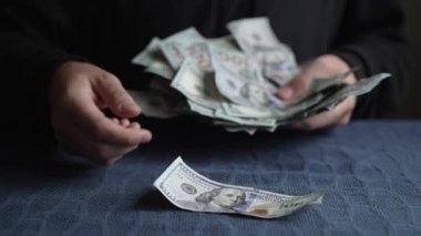 Amerikan para birimine yakın çekim - 100 dolarlık banknotlar