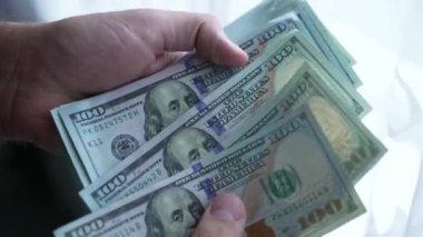 Amerikan para birimine yakın çekim - 100 dolarlık banknotlar