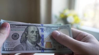 Amerikan para birimine yakın çekim - 100 dolarlık banknotlar