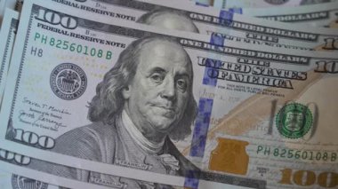 Amerikan para birimine yakın çekim - 100 dolarlık banknotlar