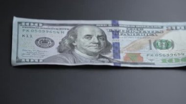 Amerikan para birimine yakın çekim - 100 dolarlık banknotlar