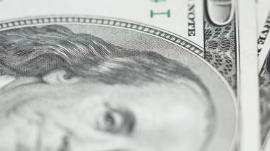 Amerikan para birimine yakın çekim - 100 dolarlık banknotlar