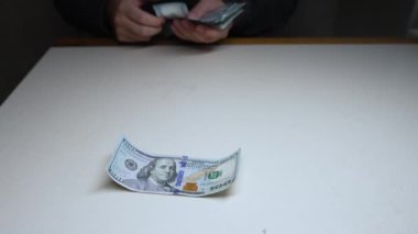 Amerikan para birimine yakın çekim - 100 dolarlık banknotlar