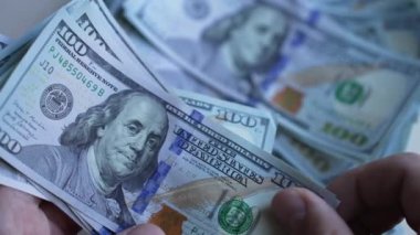 Amerikan para birimine yakın çekim - 100 dolarlık banknotlar