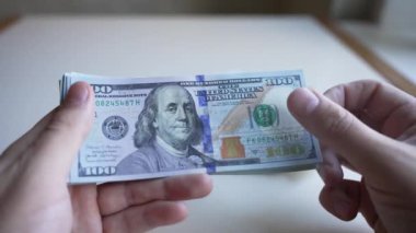 Amerikan para birimine yakın çekim - 100 dolarlık banknotlar