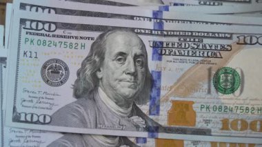 Nakit - 100 dolarlık banknotlar, yavaş çekim