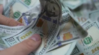 Nakit - 100 dolarlık banknotlar, yavaş çekim