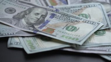 Nakit - 100 dolarlık banknotlar, yavaş çekim