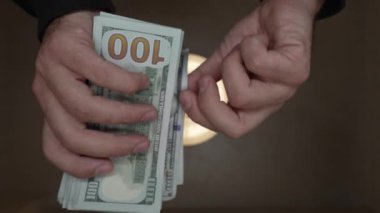 Nakit - 100 dolarlık banknotlar, yavaş çekim