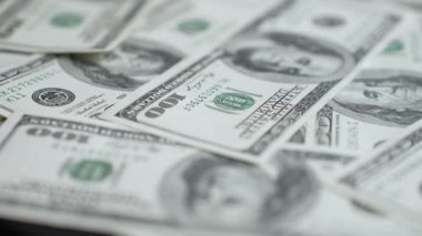 Nakit - 100 dolarlık banknotlar, yavaş çekim