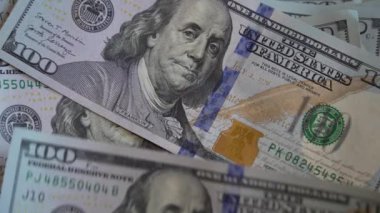 Nakit - 100 dolarlık banknotlar, yavaş çekim