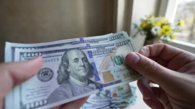 Nakit - 100 dolarlık banknotlar, yavaş çekim