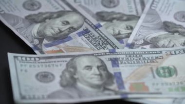 Nakit - 100 dolarlık banknotlar, yavaş çekim