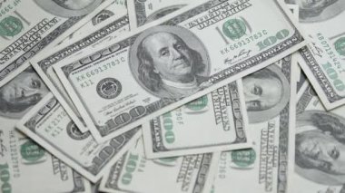 Nakit - 100 dolarlık banknotlar, yavaş çekim